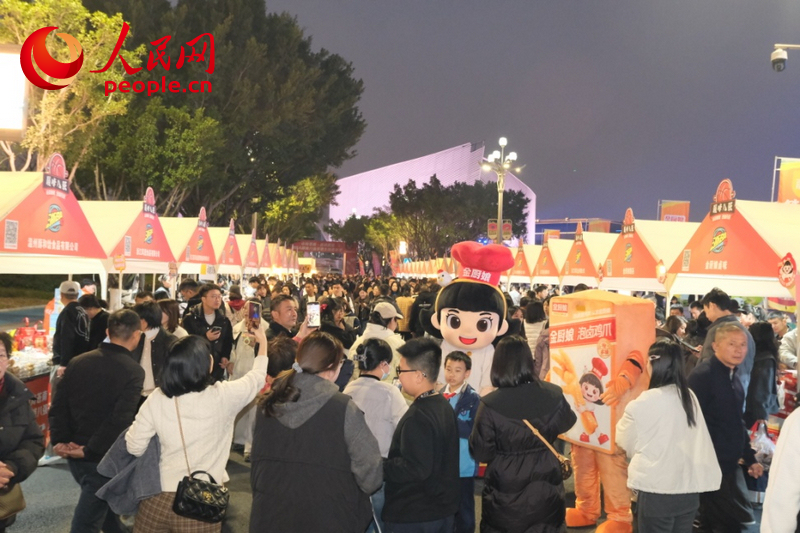 1月16日晚,“浙BA”八强淘汰赛在苍南县开打,场外摊位十分火爆。人民网 程欣摄