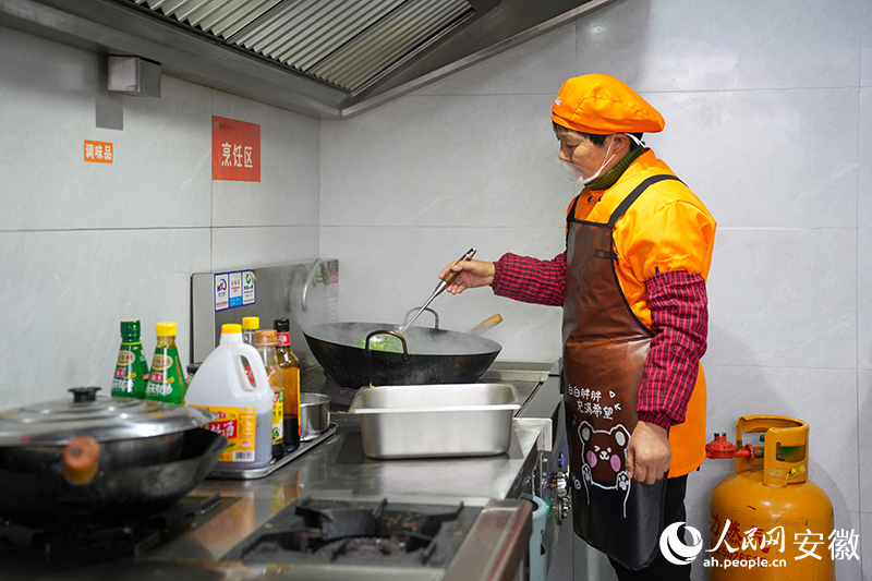 幸福院阿姨在烹饪菜肴。人民网记者 王锐摄