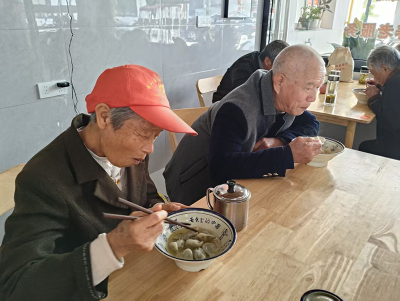 老人在幸福院就餐。戴月霞摄