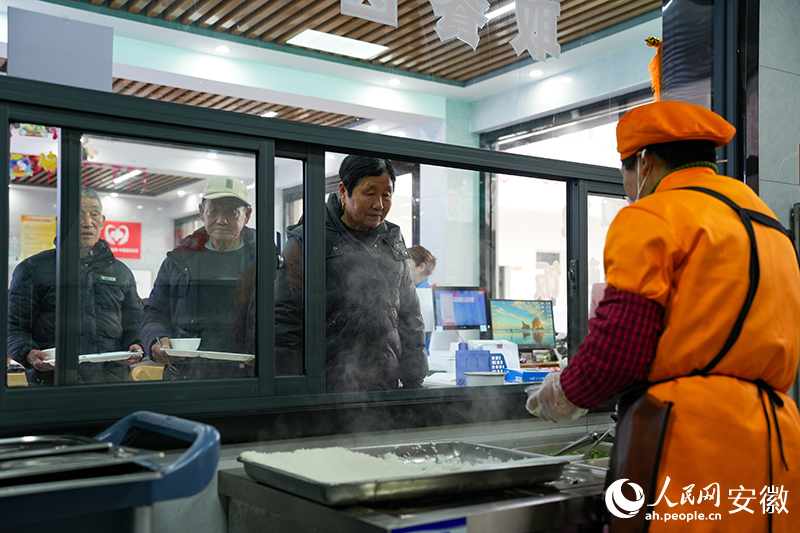 就餐老人排队打饭。人民网记者 王锐摄