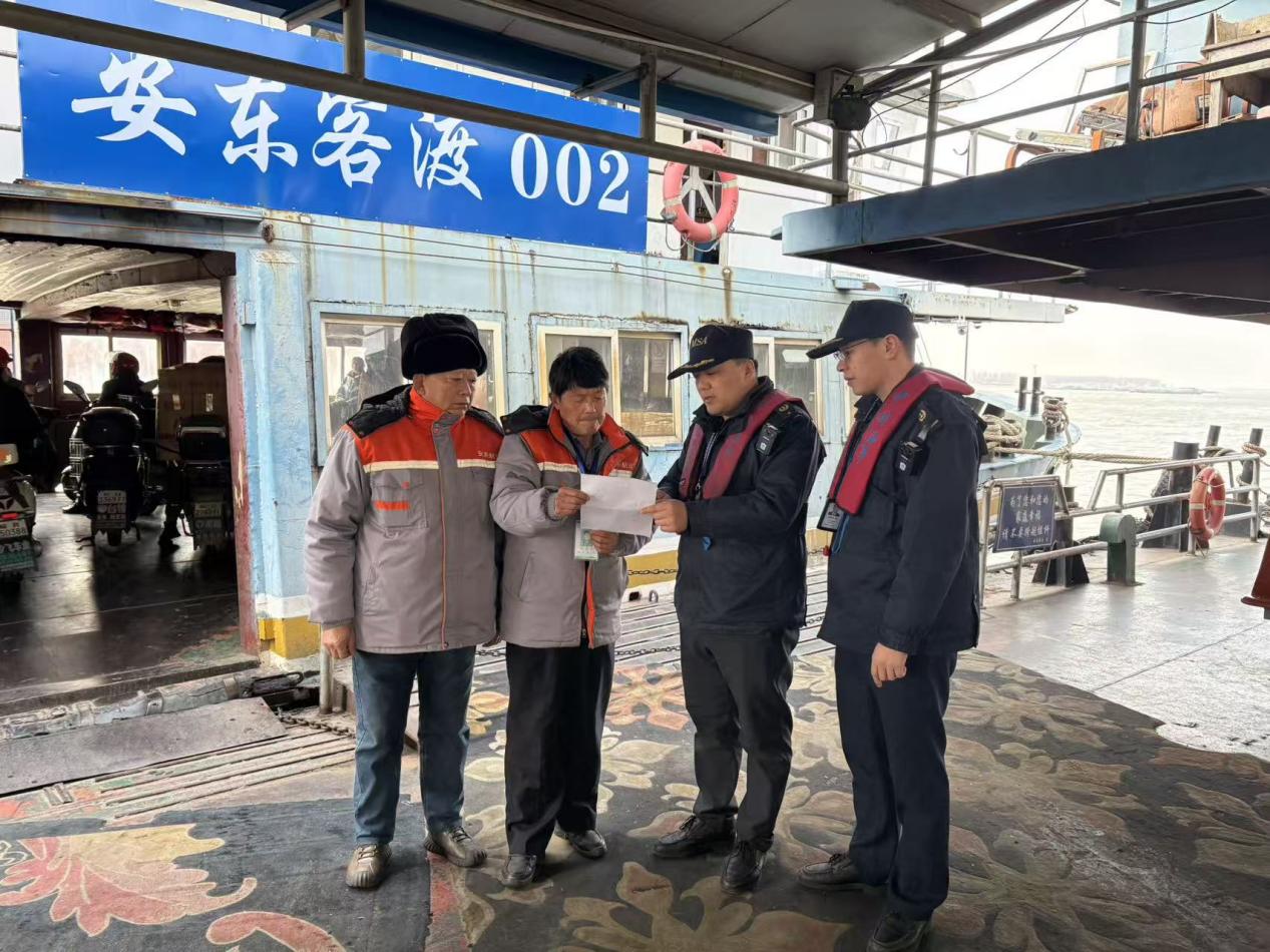 安庆海事局港区海事处执法人员向渡口码头工作人员开展春运安全知识点宣传。叶路摄