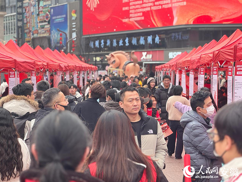 招聘会现场人头攒动。人民网记者 吕欢欢摄