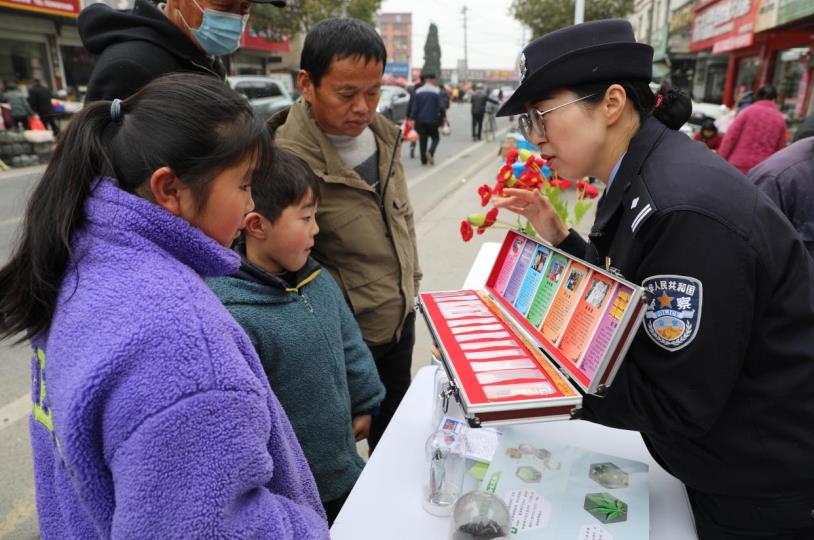 民警结合毒品仿真模型讲解新型毒品的危害。吕姝融摄