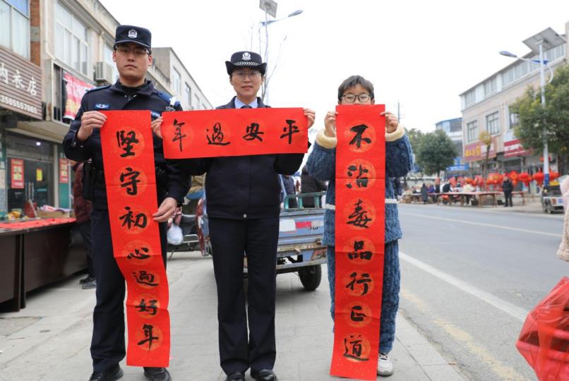 “写春联、送祝福、传警示”活动。吕姝融摄