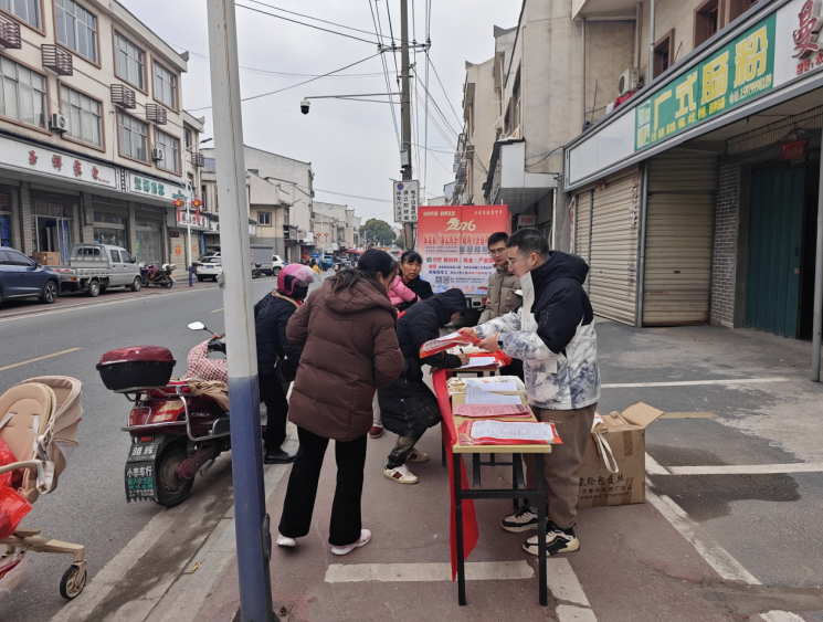 东至“就业大篷车”变身流动招聘站。