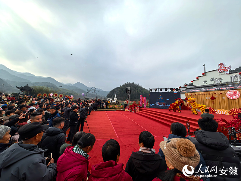 霭里村“村晚”现场。人民网记者 汪瑞华摄