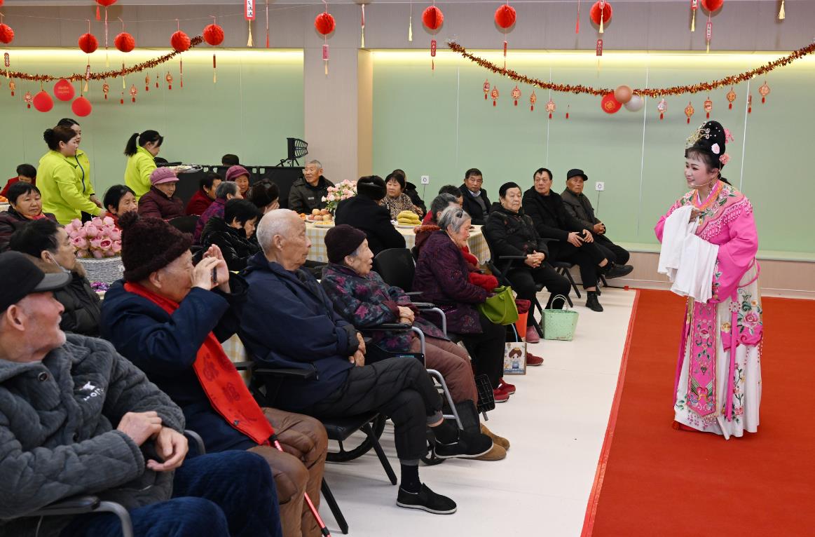 活动现场戏曲演员轮番登台献艺，为老人们带来了精彩的黄梅戏与庐剧片段。