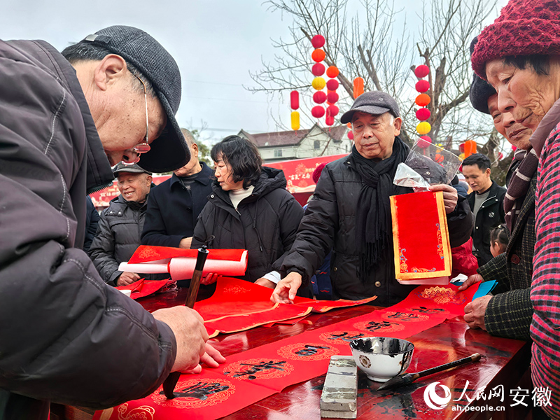 写春联，迎春节。人民网记者 汪瑞华摄