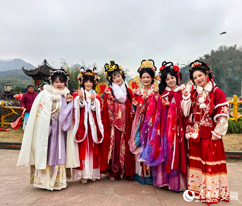 “村晚”演职人员合影。人民网记者 汪瑞华摄