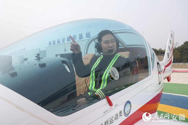 机舱里的王裕正一切就绪，等待塔台指令。人民网记者 张俊摄