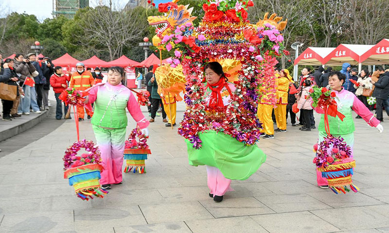 “花船”巡游。
