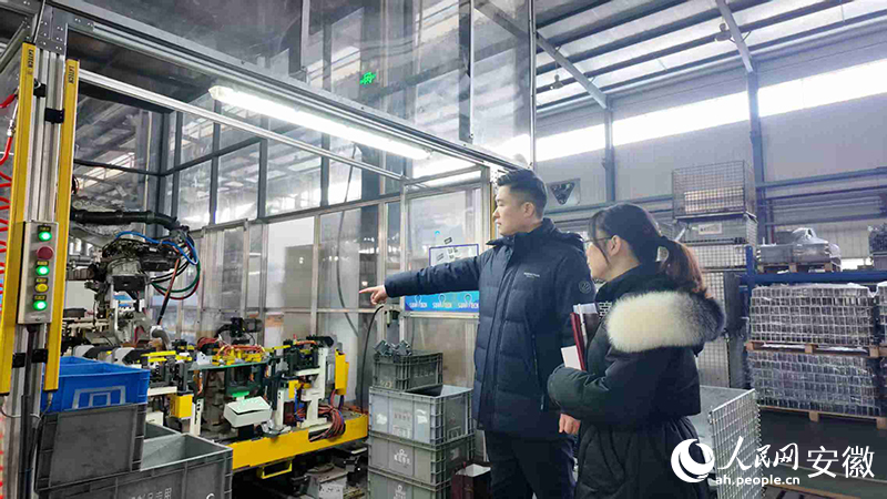 中行工作人员(右)在汽车零部件制造企业了解企业发展情况。人民网记者 王锐摄