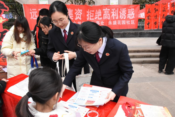 市经济侦查大队和区检察院的工作人员讲解非法集资、禁毒等相关知识。