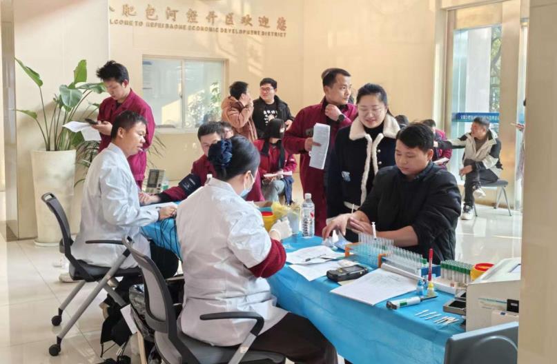 生物医药产业链企业参加无偿献血活动。