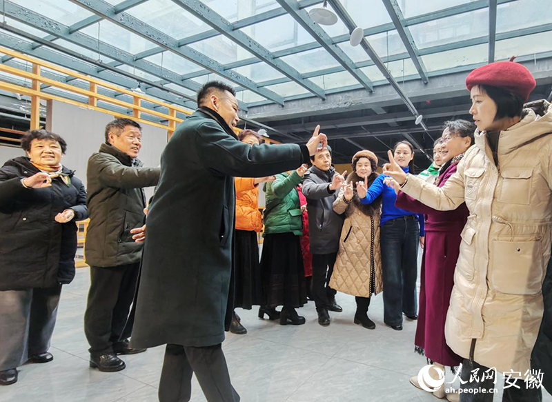 戲劇愛好者們正在相互交流學習。人民網記者 周坤攝