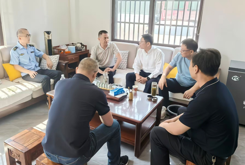 深入企业开展“送政策、解难题、优环境”走访活动。寿县人民检察院供图