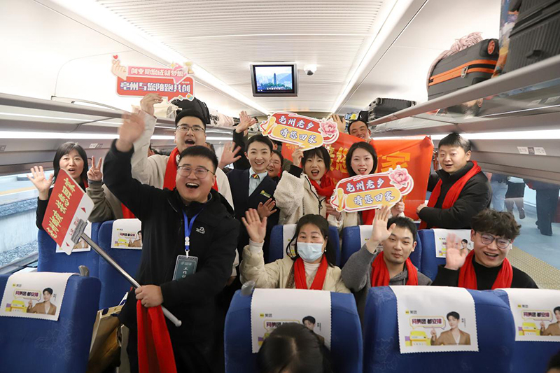 亳州邮政“春运邮情 情暖江淮”接老乡回家。亳州市人社局供图