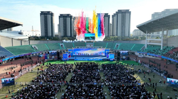 第七届安徽省民间杂技艺术节现场。赵怀勇 摄