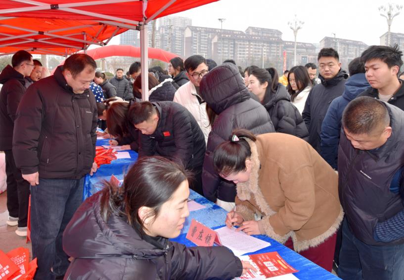 招聘會現場，人頭攢動。李艷龍攝