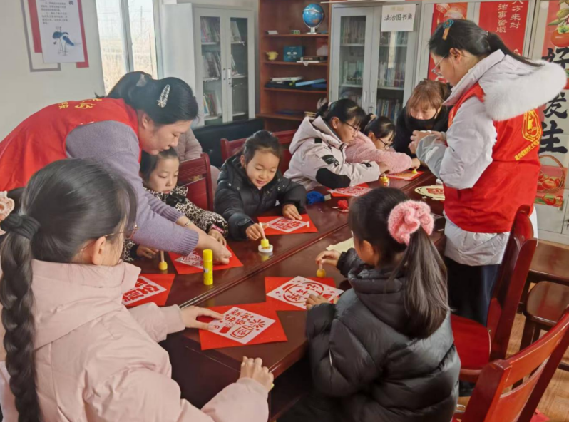孩子们在拓印图案。