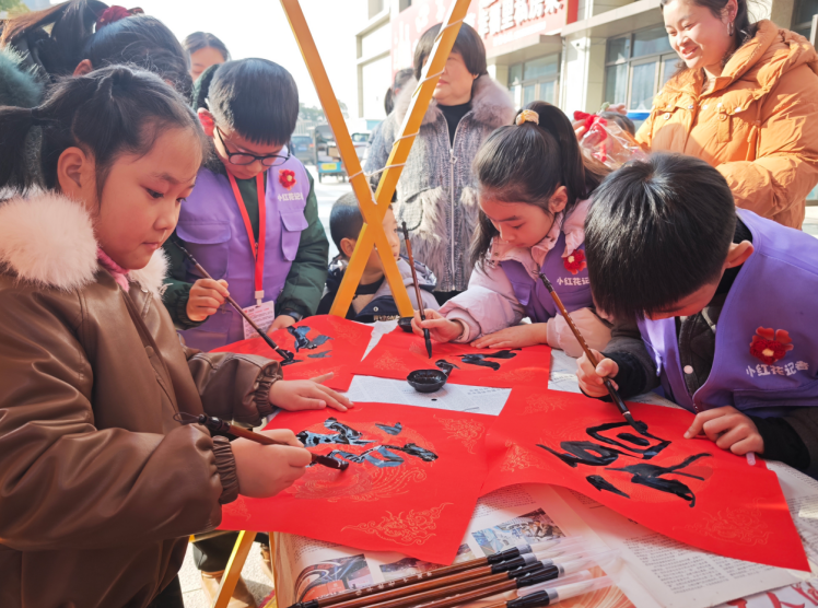 孩子们书写“福”字。