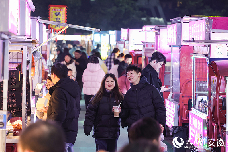 芜湖“芒果夜市”一隅。人民网记者 张俊摄