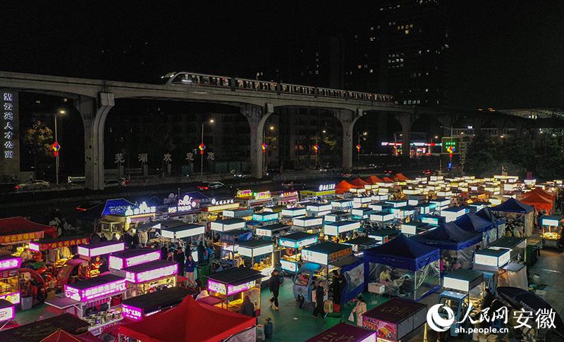 芜湖轻轨1号线旁的“芒果夜市”。人民网记者 张俊摄