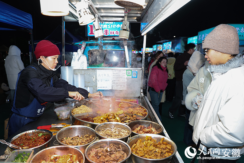小夜市升腾起的烟火气。人民网记者 张俊摄