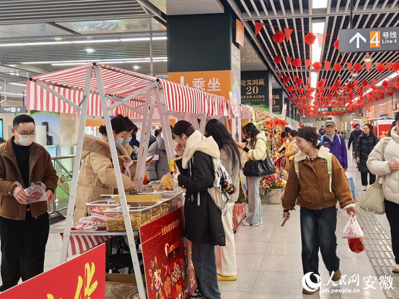 市民乘客采购炒货商品。人民网记者 吕欢欢摄