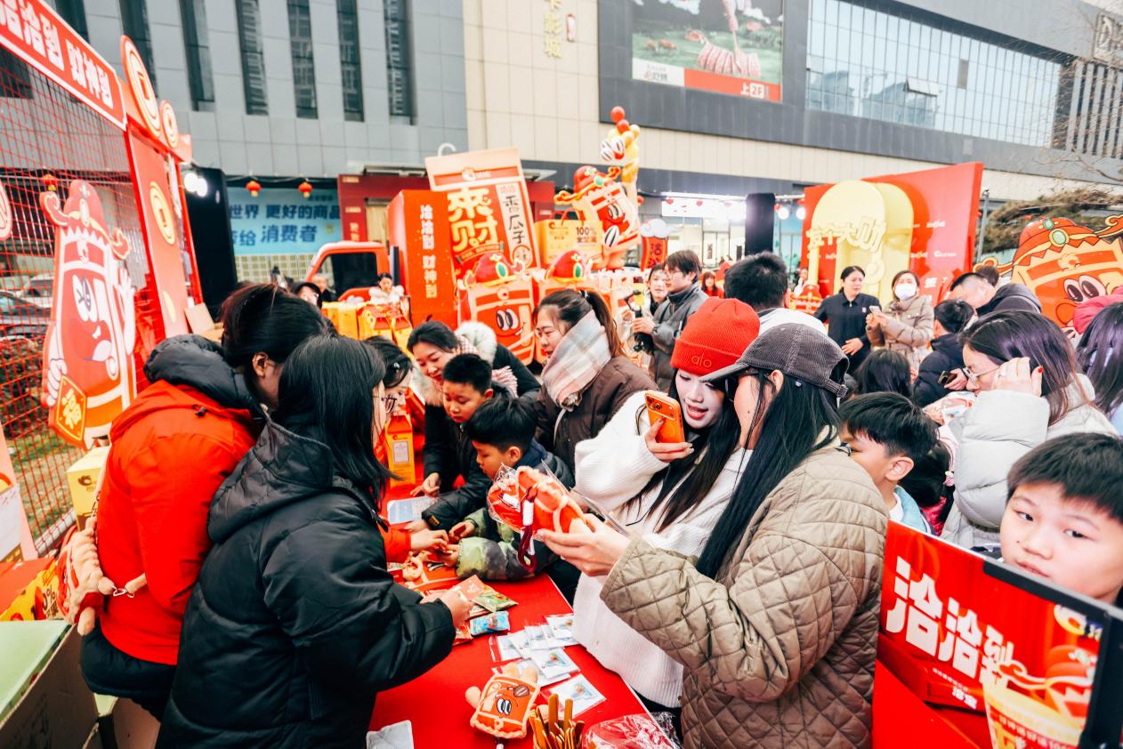 市民選購洽洽年貨。