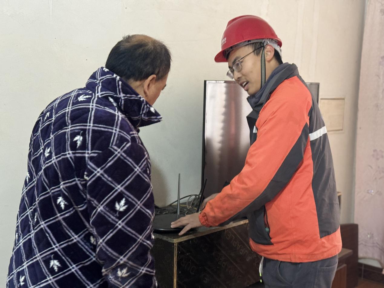 安徽移动爱家工程师上门为张大爷检修网络。安徽移动供图