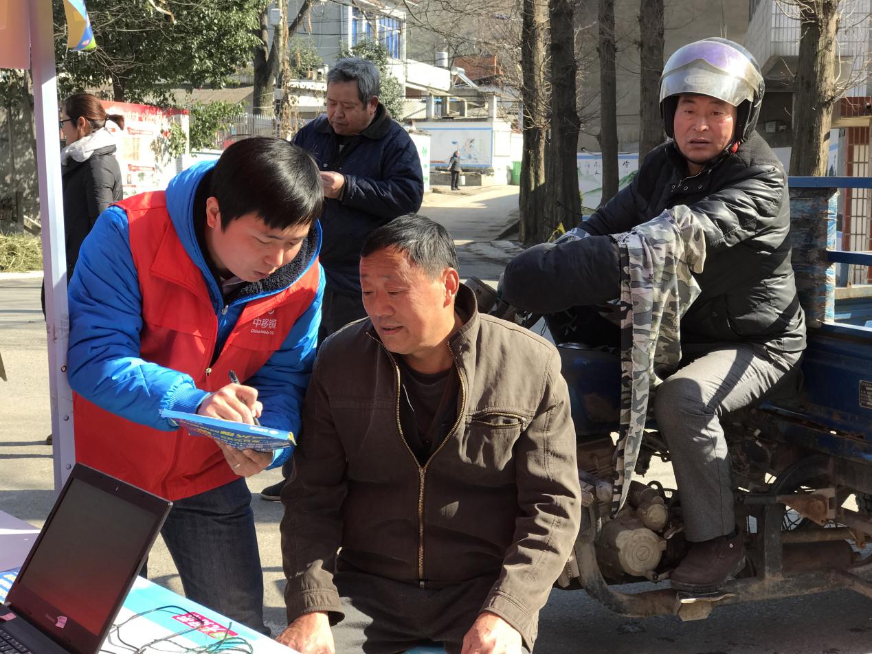 安徽移动在乡村集市上摆开服务摊位。安徽移动供图