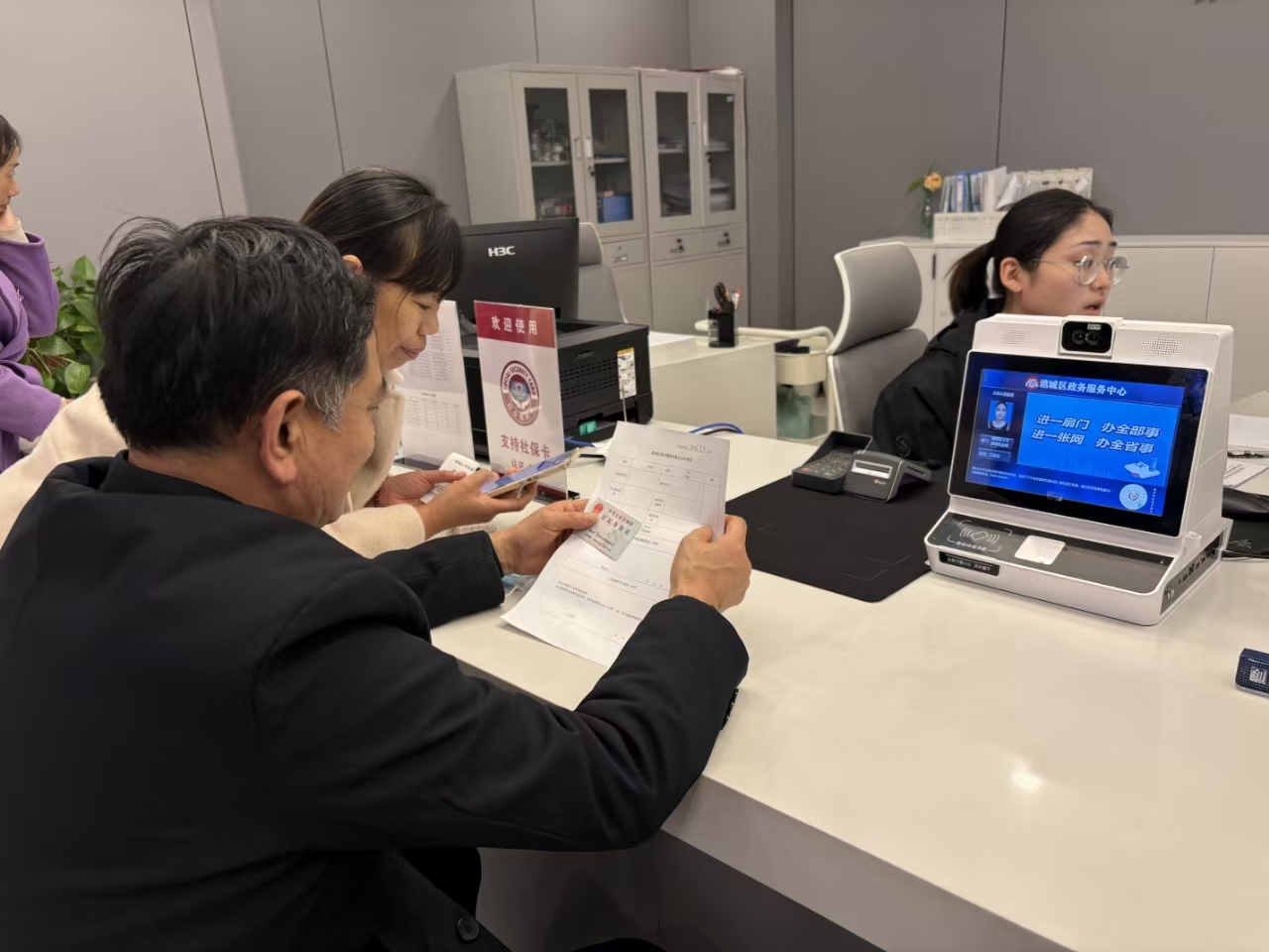 区政务服务中心大厅,群众正在办理业务。