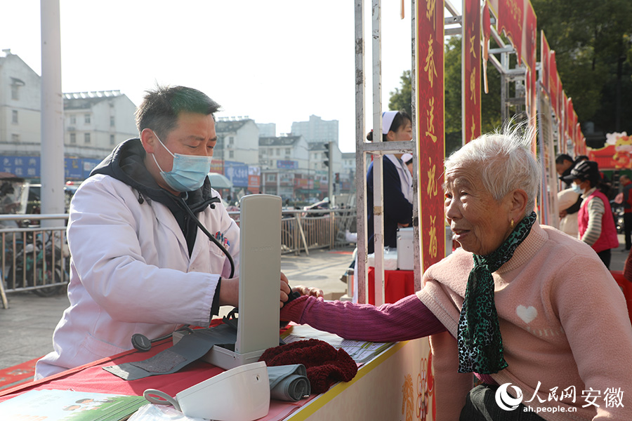 医生正在为老人免费义诊。人民网 郭昊摄