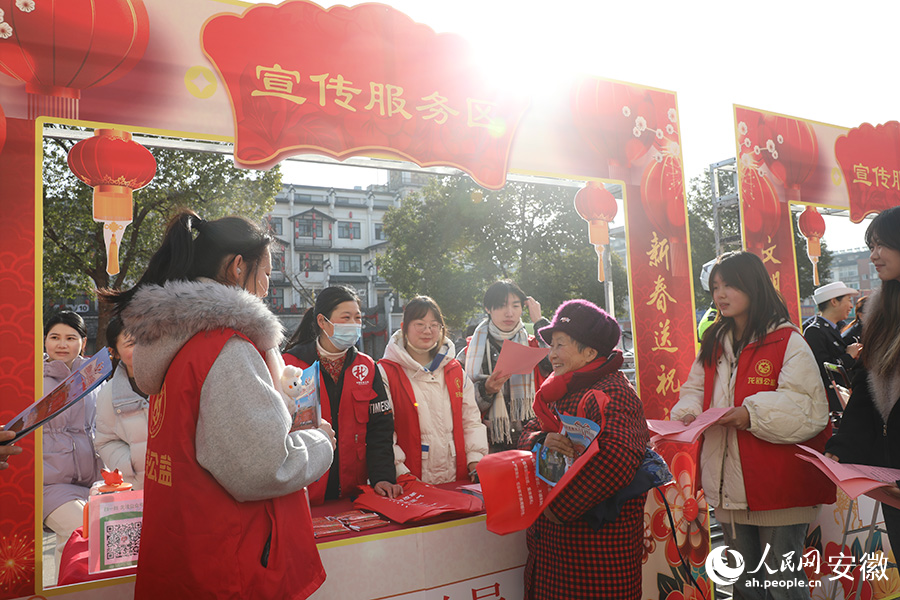 志愿者们正在为老人普及安全知识。人民网 郭昊摄