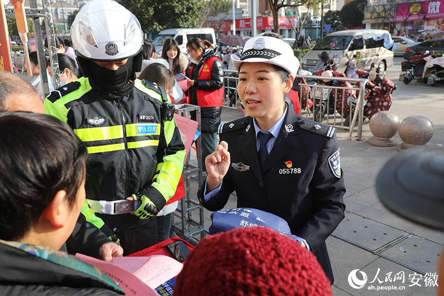 警察正在进行平安普法宣传。人民网 郭昊摄