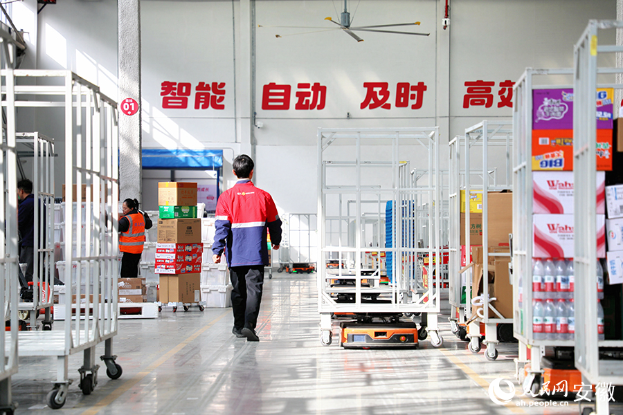 合肥及养食品有限公司内,搬运机器人正在有条不紊地工作。人民网 郭昊摄