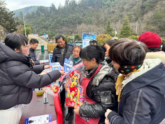 “人社暖民心大篷车”现场招聘活动。