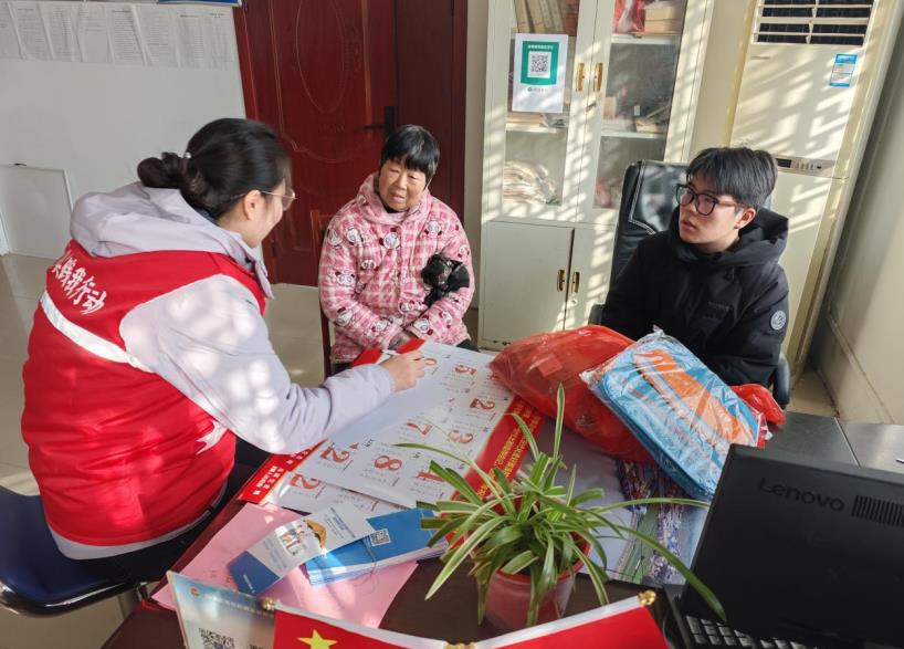 濉溪县新时代文明实践中心办公室开展“把爱带回家”暖冬慰问行动。范胜明摄