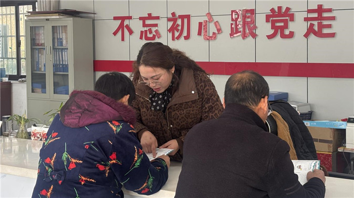 工作人員為老人解讀政策。儲書常攝