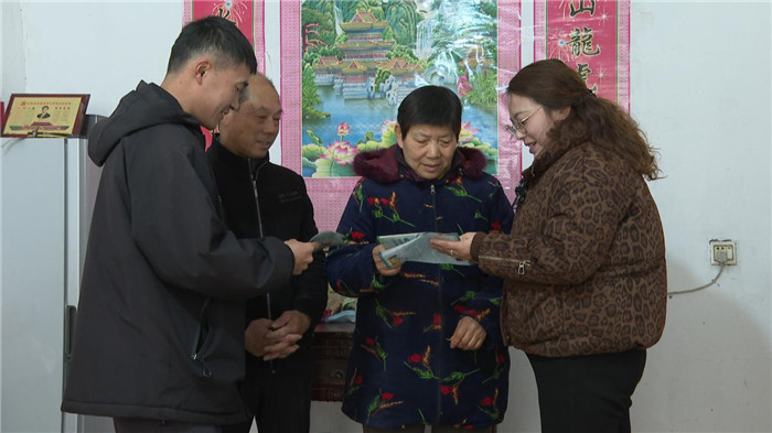 工作人員上戶走訪，為老人解讀政策。儲書常攝