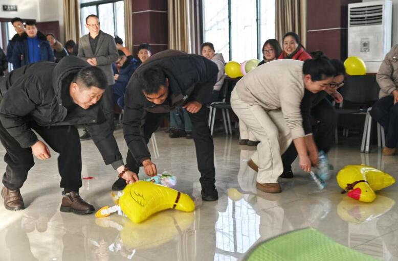 趕“鴨子”上架比賽現場氣氛熱烈。