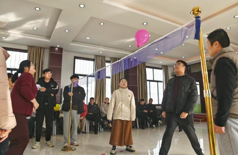 “合力頂氣球”選手分工明確。