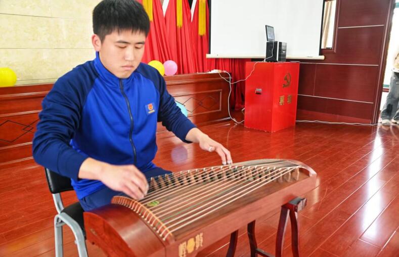 古箏彈奏余音繞梁。