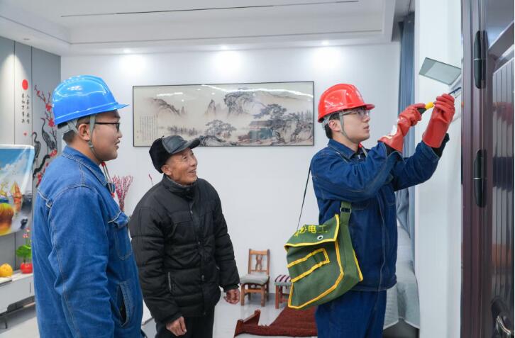 國網安慶供電公司開展節前用電保障服務。