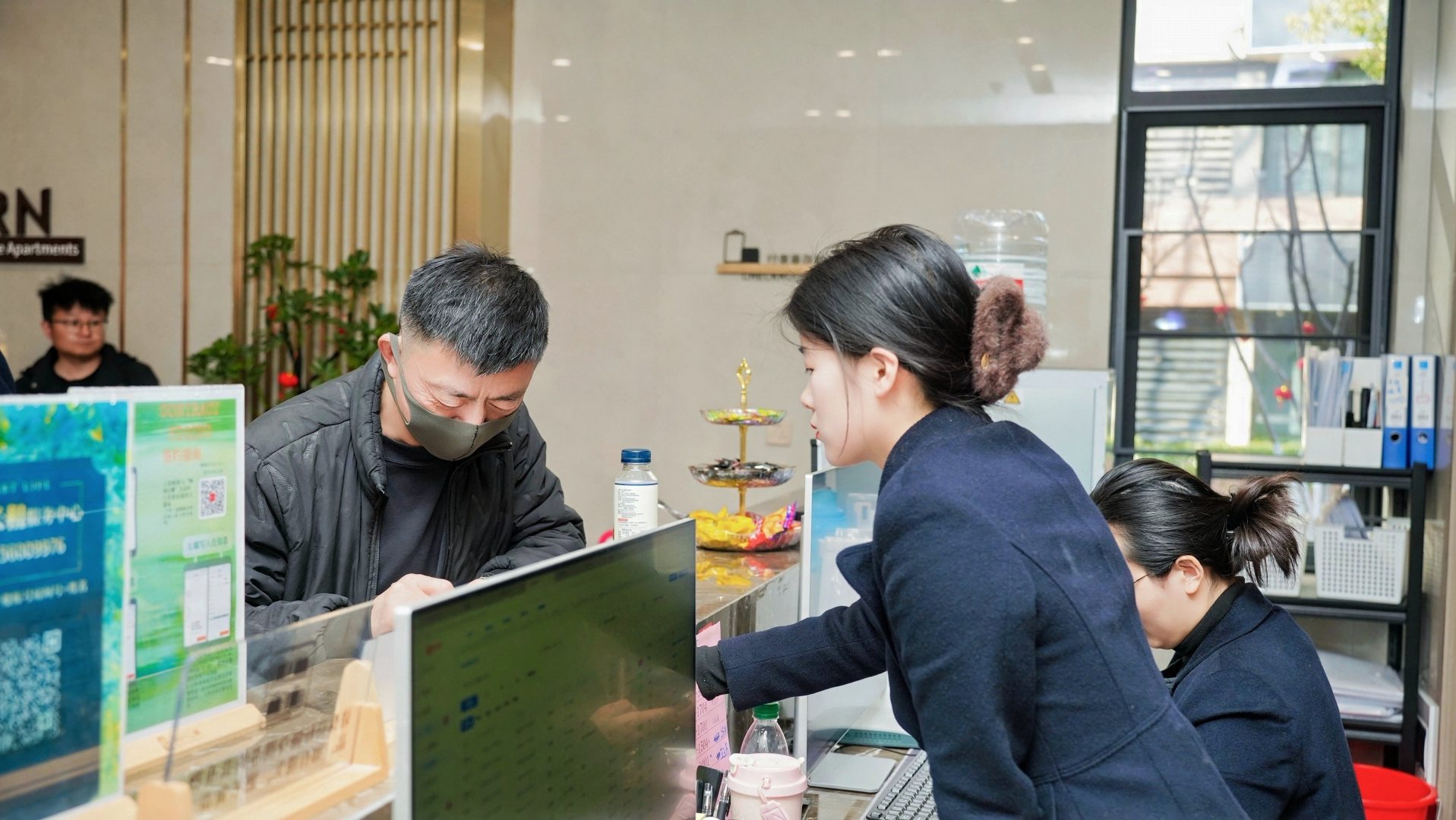 留肥人员办理入驻手续。受访者供图