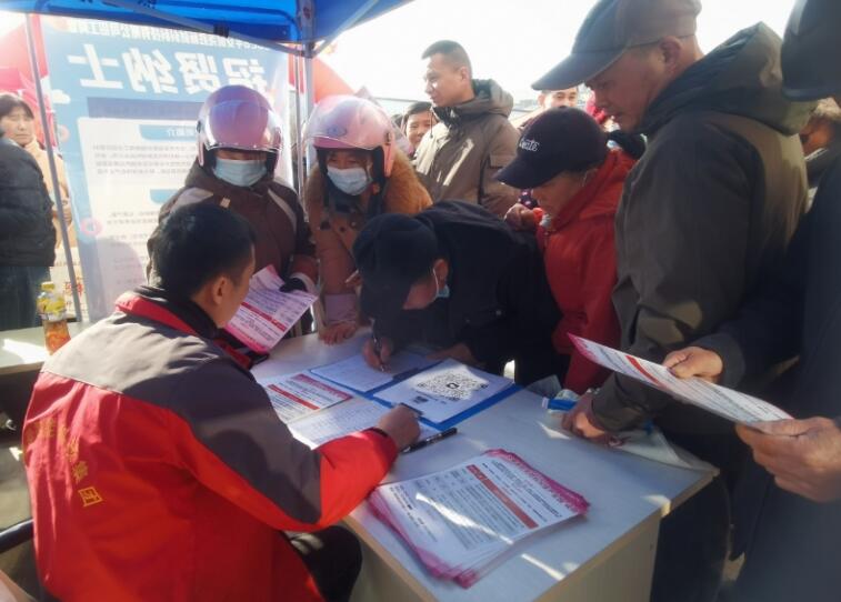 求職者現場填寫入職表。