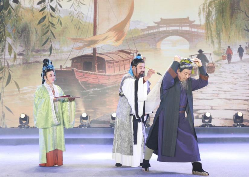 泗州戲《米芾沉硯》正在精彩上演。吳天元攝