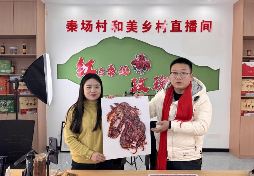 劉圩鎮秦場村直播現場，主播在展示泗縣傳統非遺技藝——盤紙。王晨晨攝