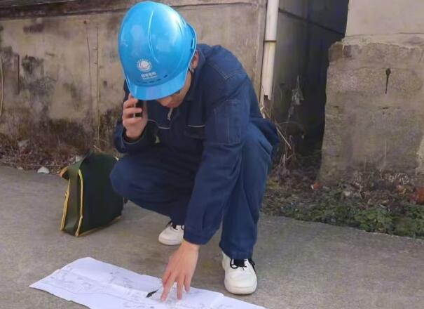 泾县供电小哥手绘“民生导航图”。